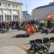 Caen, pompiers devant la préfecture