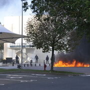 Caen, feu de poubelles devant le MEDEF