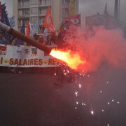 Caen, fumigène en tête de cortège