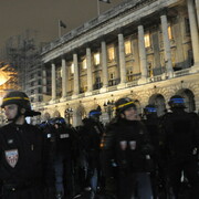 Rassemblement de protestation devant le Dîner du Siècle, le 24 novembre 2010.