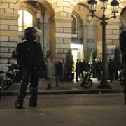 Rassemblement de protestation devant le Dîner du Siècle, le 24 novembre 2010.
