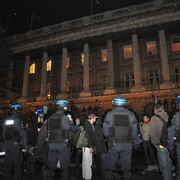 Rassemblement de protestation devant le Dîner du Siècle, le 24 novembre 2010.