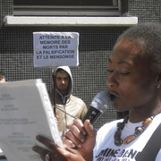 Rassemblement rue des Amandiers où réside la famille de Lamine
