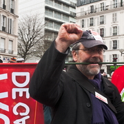 Le drapeau entre les dents