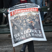 Assis mais debout…