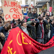Mains sur la tête