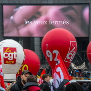 Les yeux fermés