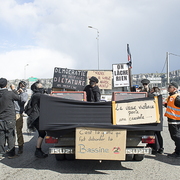 Camion avec slogans