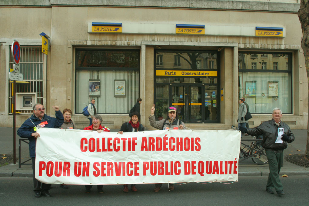 Collectif citoyen devant une Poste de Paris