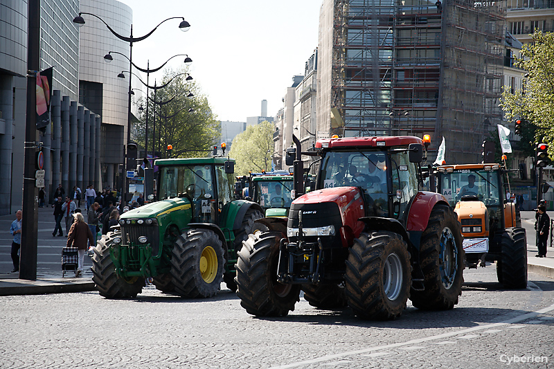 Manif des paysans en tracteur à Paris