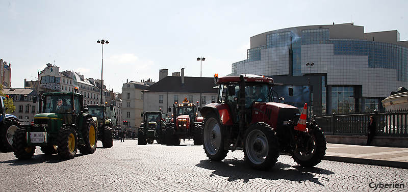 Manif des paysans en tracteur à Paris