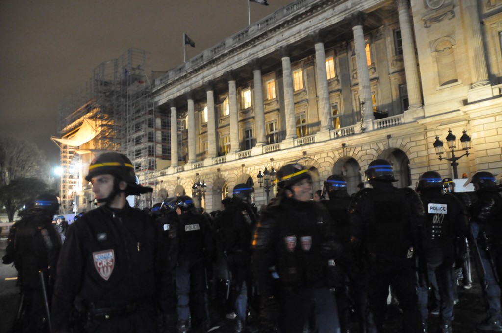 Rassemblement de protestation devant le Dîner du Siècle, le 24 novembre 2010.