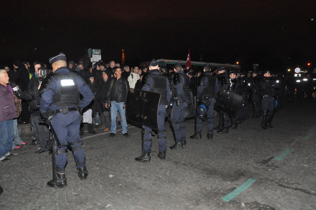 Rassemblement de protestation devant le Dîner du Siècle, le 24 novembre 2010.