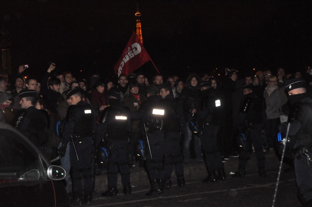 Rassemblement de protestation devant le Dîner du Siècle, le 24 novembre 2010.
