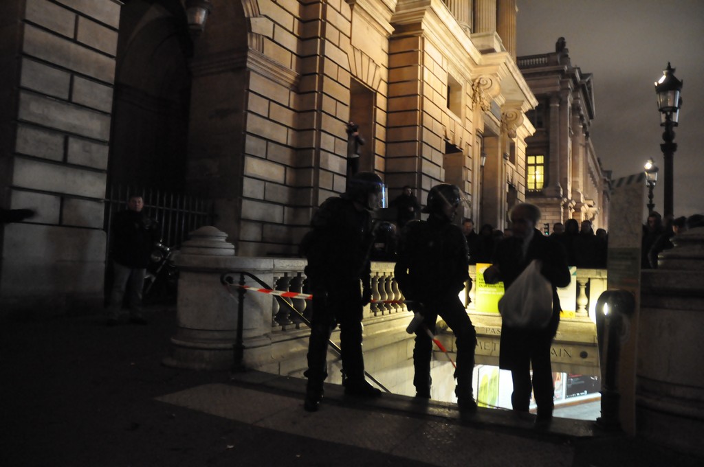 Rassemblement de protestation devant le Dîner du Siècle, le 24 novembre 2010.