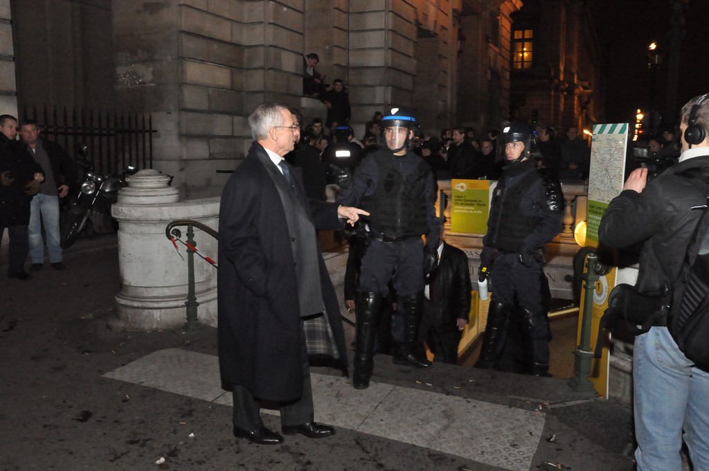 Rassemblement de protestation devant le Dîner du Siècle, le 24 novembre 2010.