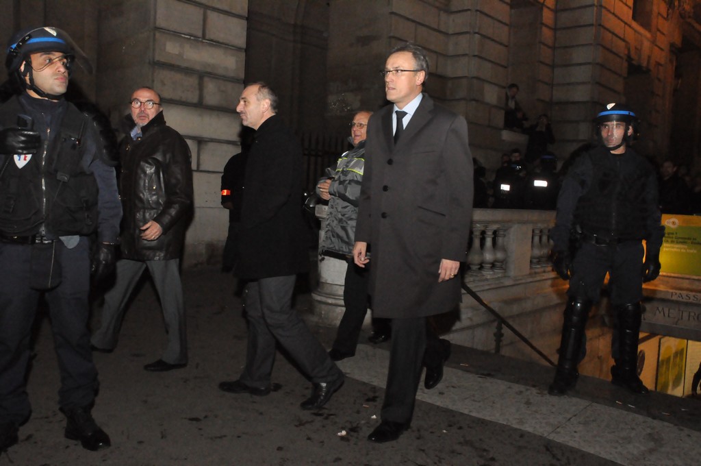 Rassemblement de protestation devant le Dîner du Siècle, le 24 novembre 2010.