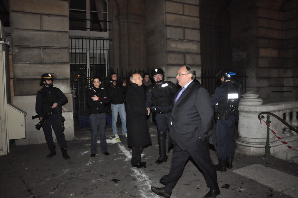 Rassemblement de protestation devant le Dîner du Siècle, le 24 novembre 2010.