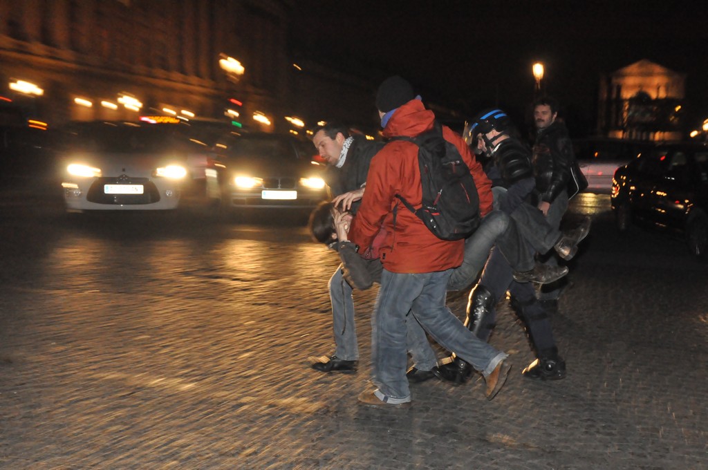 Rassemblement de protestation devant le Dîner du Siècle, le 24 novembre 2010.