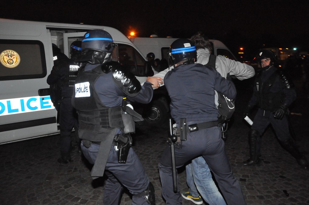 Rassemblement de protestation devant le Dîner du Siècle, le 24 novembre 2010.