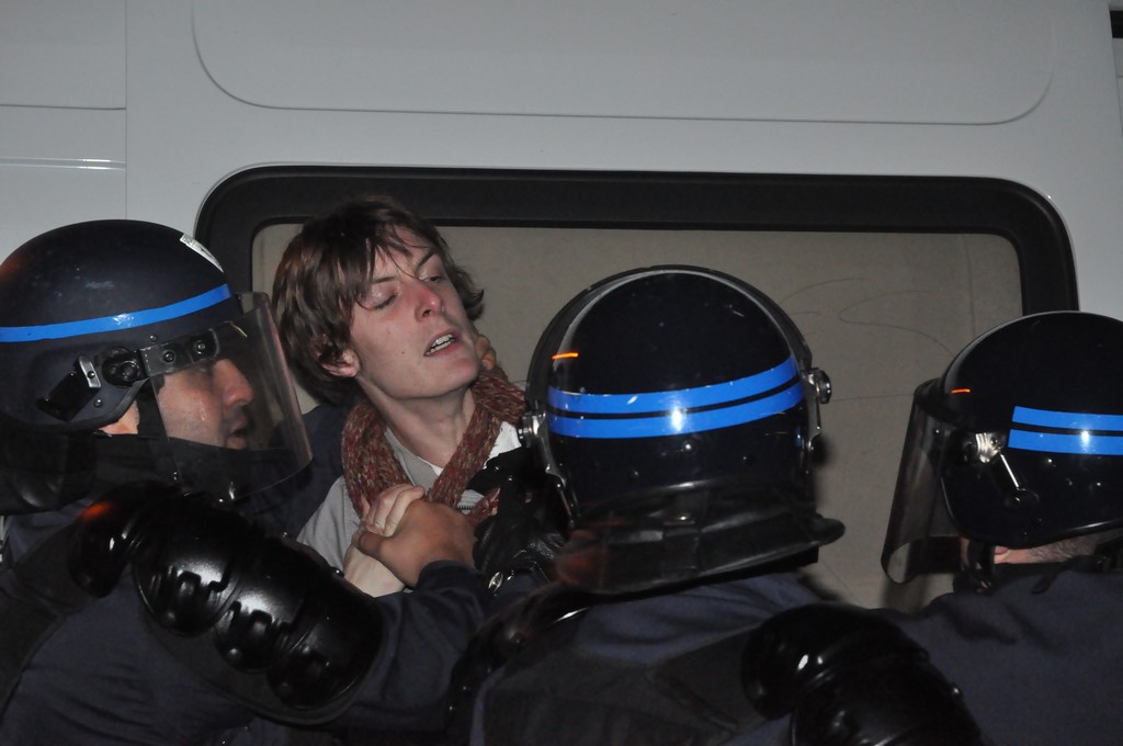 Rassemblement de protestation devant le Dîner du Siècle, le 24 novembre 2010.