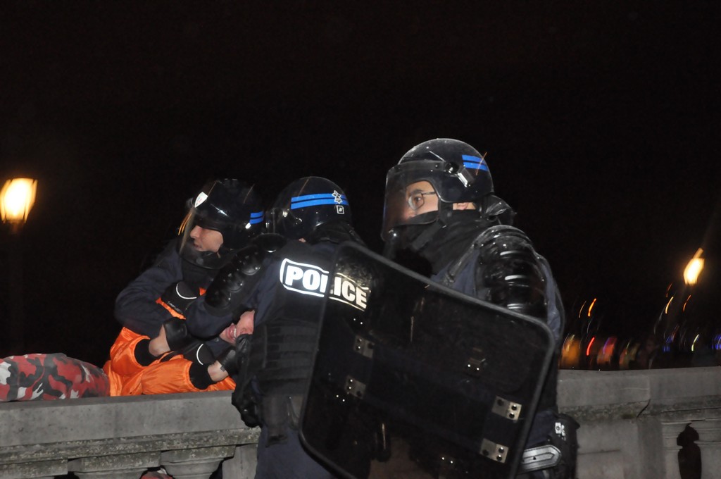 Rassemblement de protestation devant le Dîner du Siècle, le 24 novembre 2010.