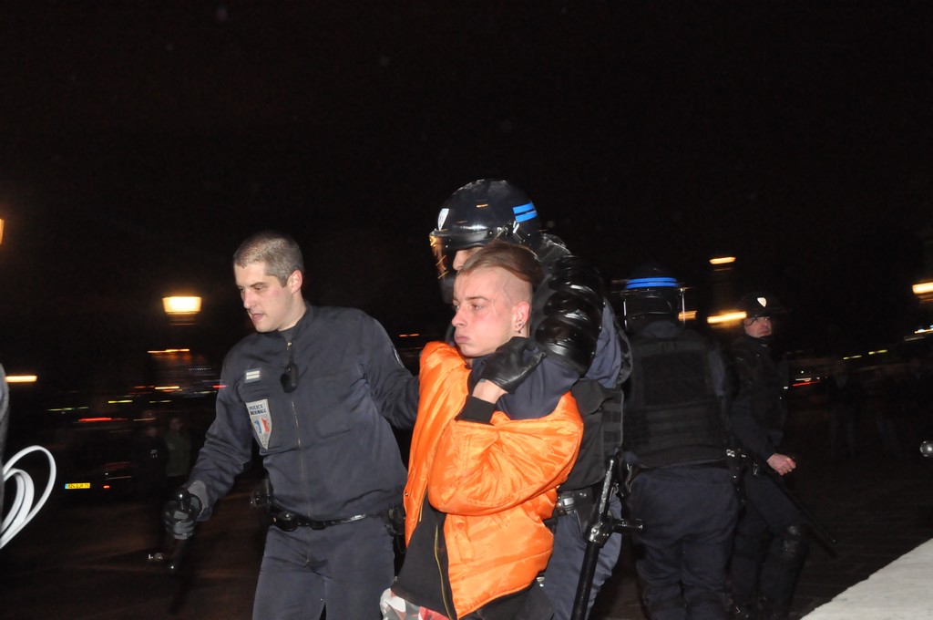 Rassemblement de protestation devant le Dîner du Siècle, le 24 novembre 2010.