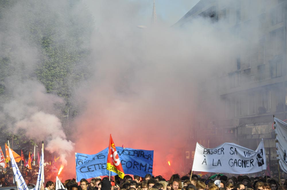 Caen, fumigènes dans le cortège