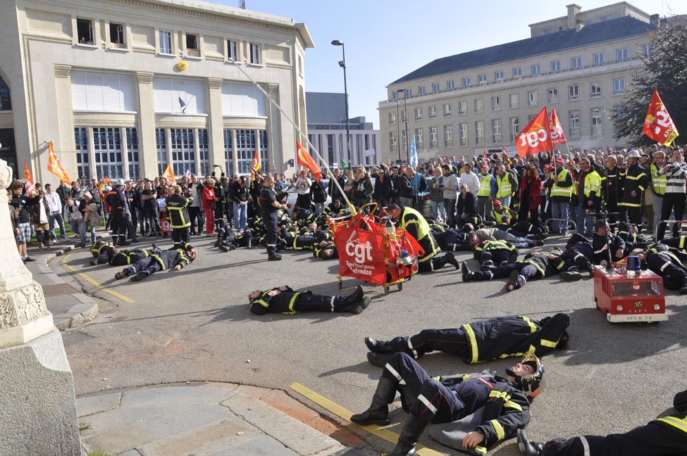 Caen, pompiers devant la préfecture