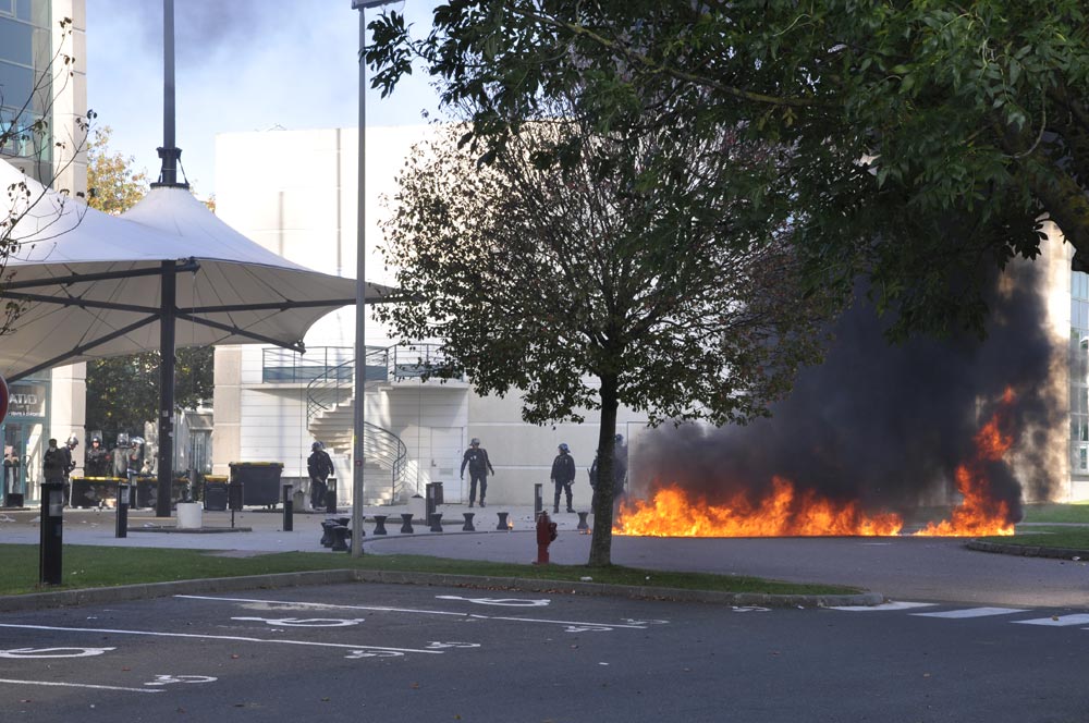 Caen, feu de poubelles devant le MEDEF