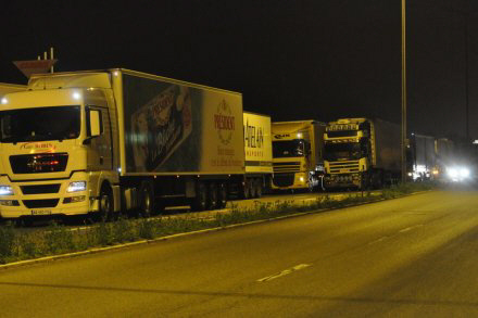 les camions sont bloqués ... la zone sud du mans le v 15 oct