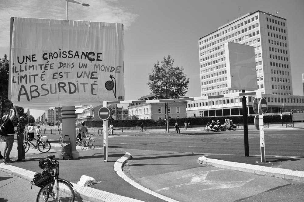 Manif antiG8 le Havre 21 mai 2011, action déboulonneur