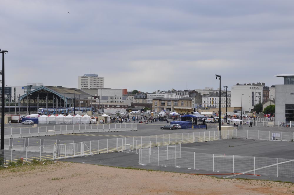 Manif antiG8 le Havre 21 mai 2011, vue d'ensemble du champ de foire