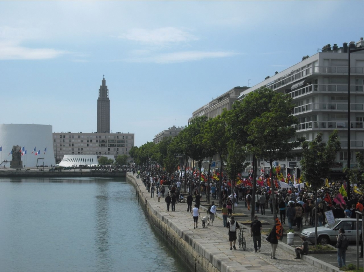 Du monde sur le quai