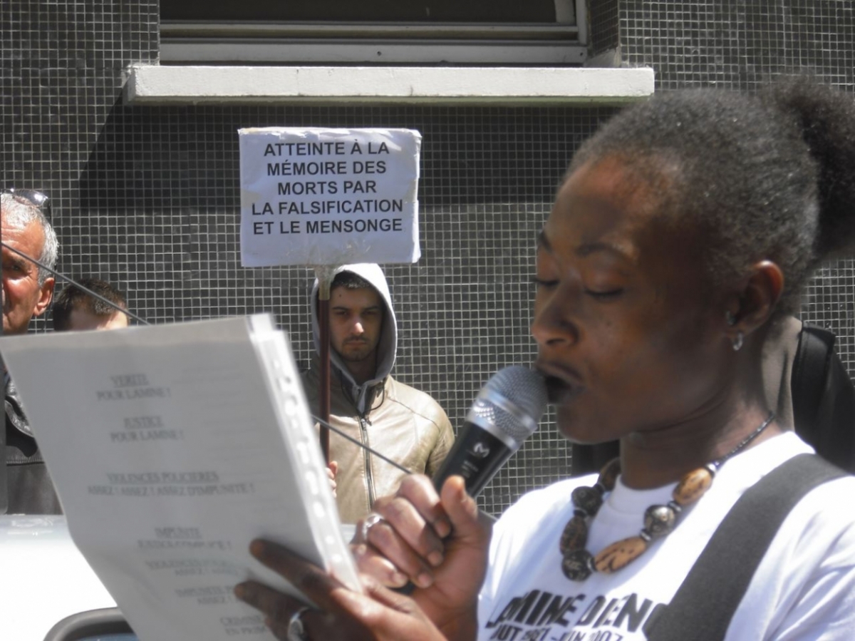 Rassemblement rue des Amandiers où réside la famille de Lamine