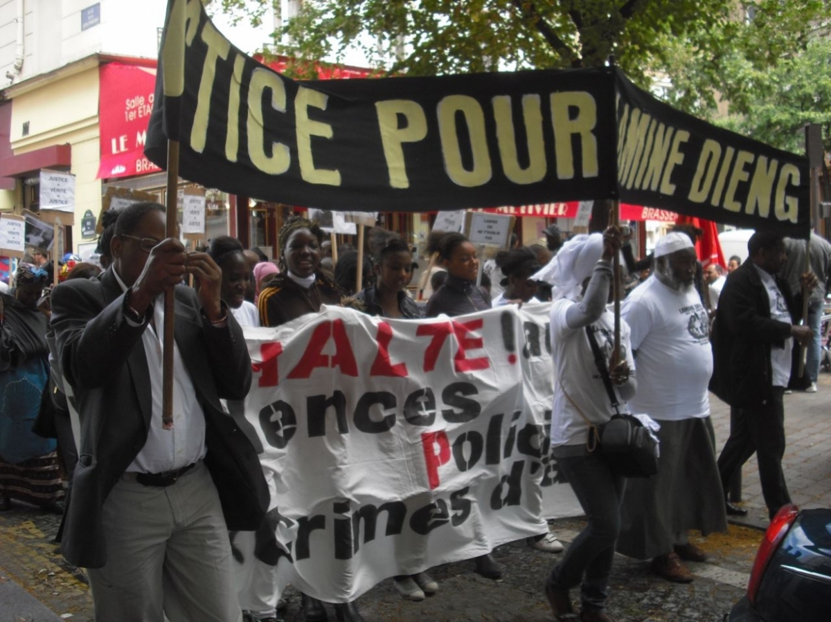 Le cortège dans les rues du 20e