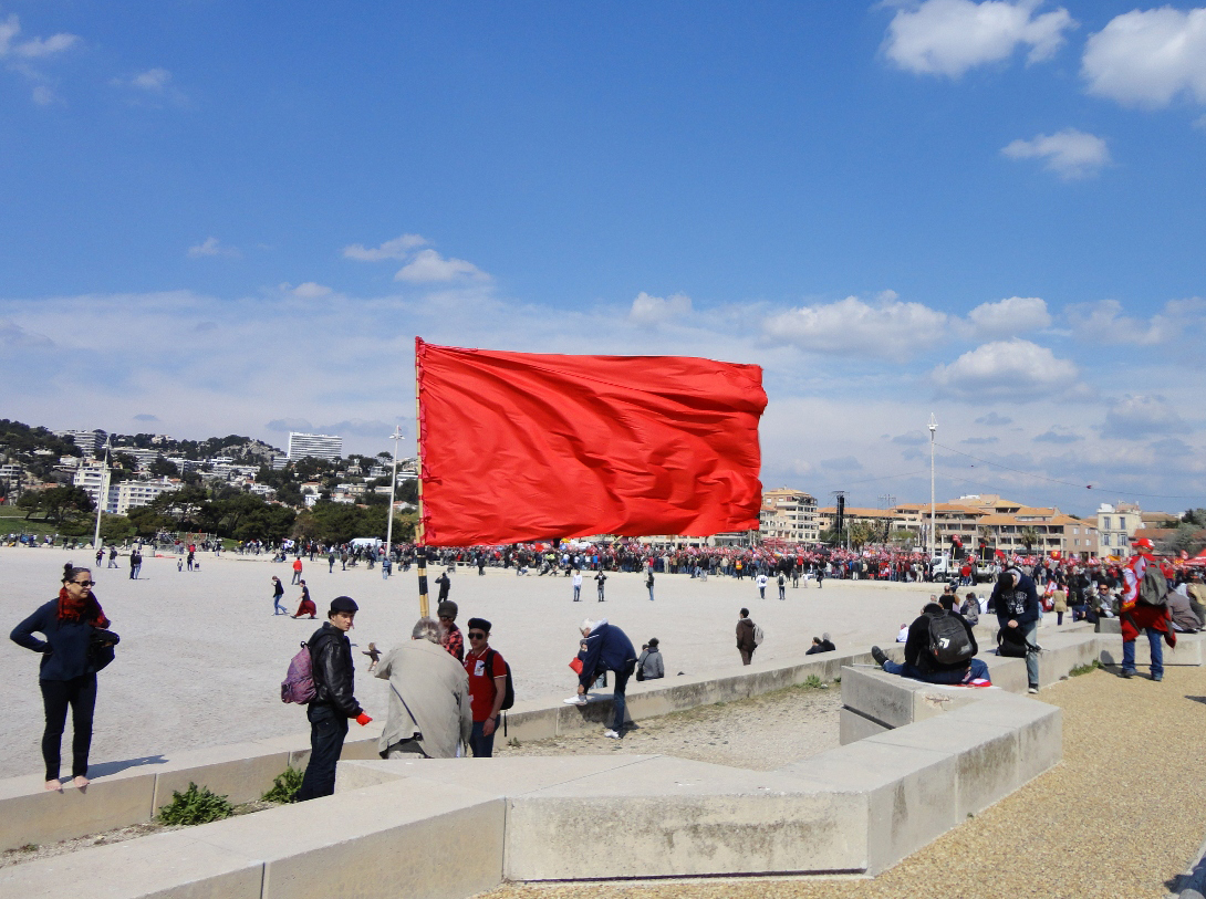 Le drapeau rouge flotte sur Marseille