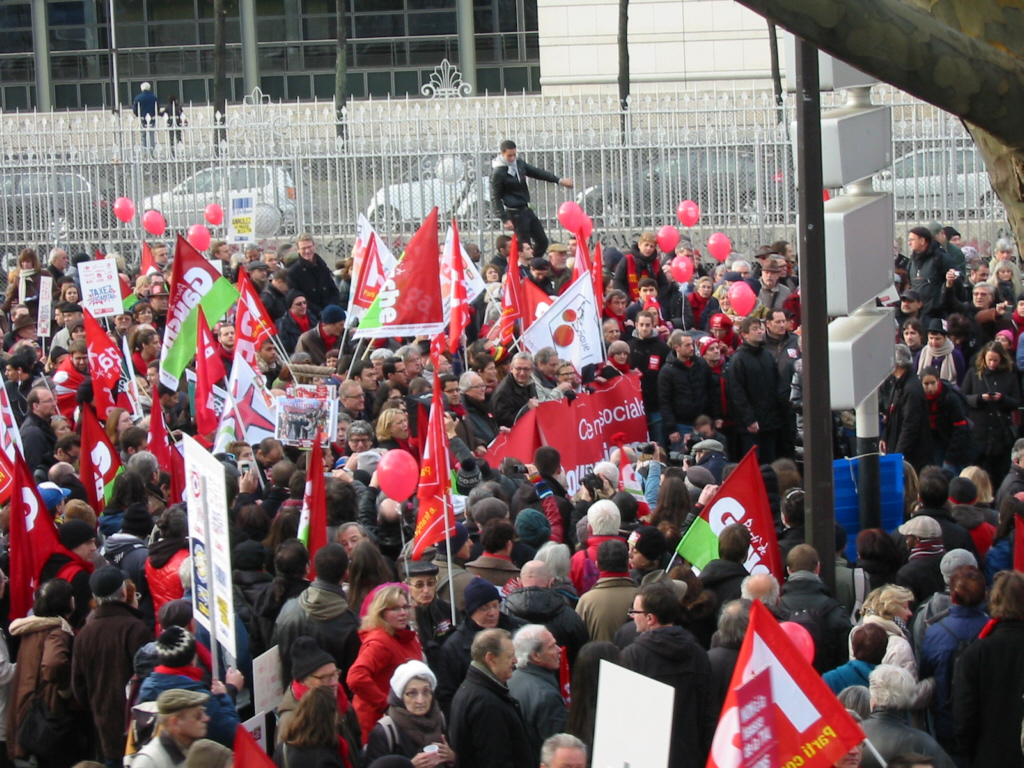 Vue sur l'avant de la manifestation (2).