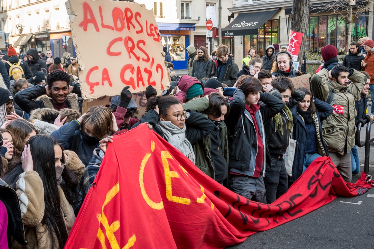 Mains sur la tête