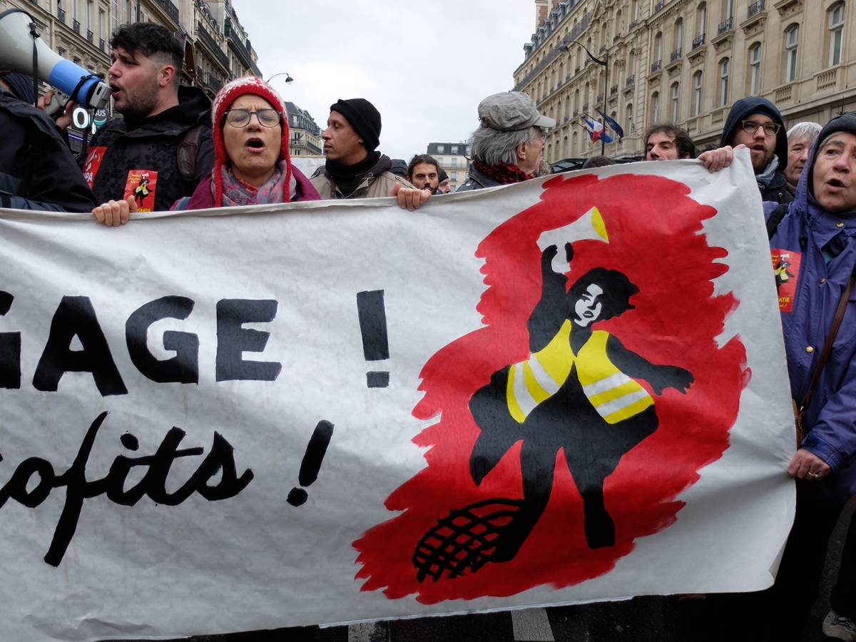 gilet jaune dans le rouge