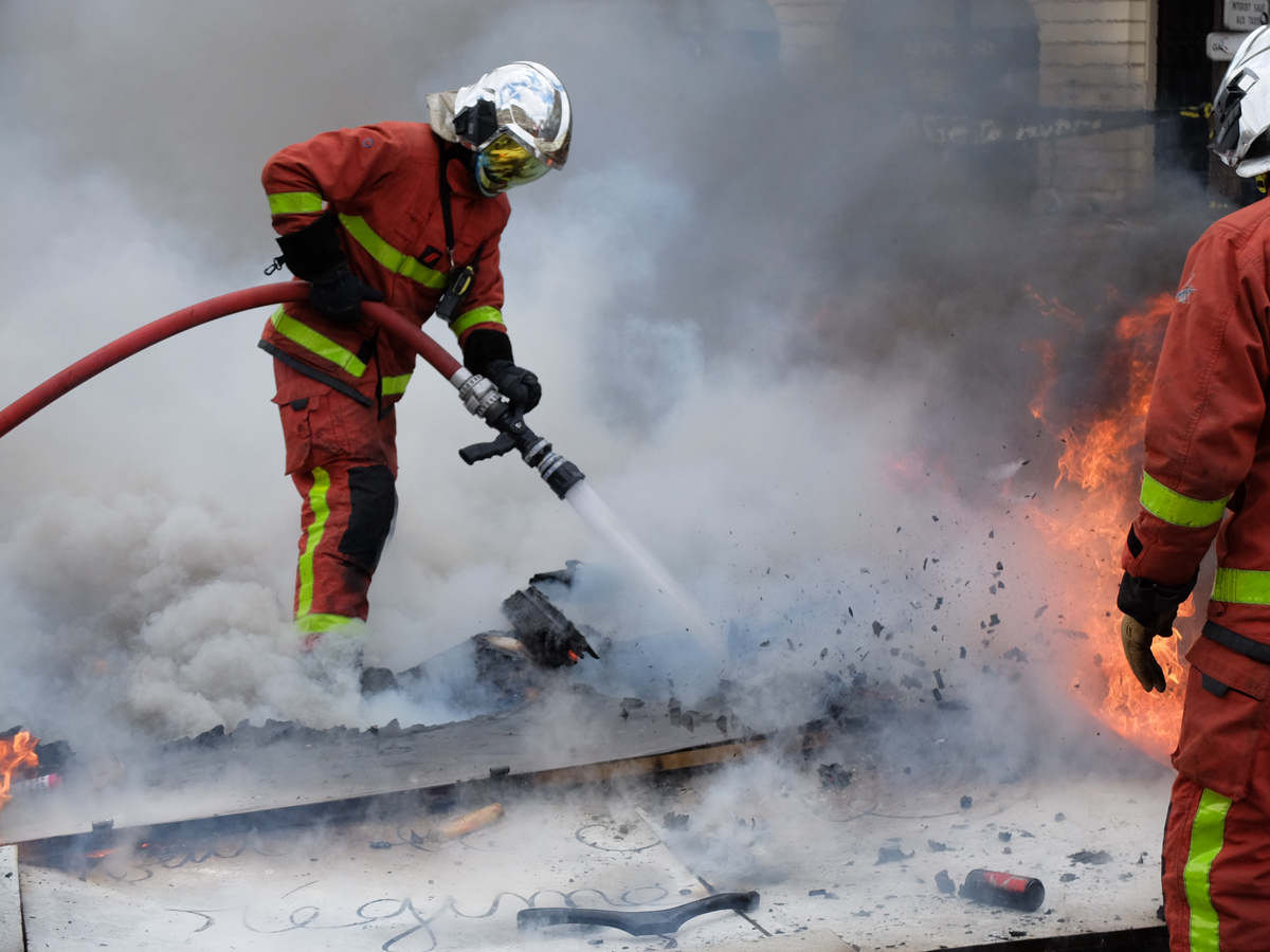 pompiers contre le feu