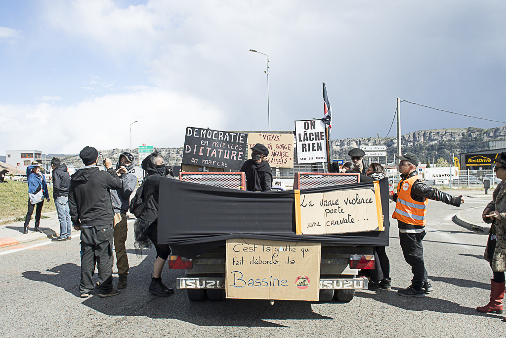 Camion avec slogans