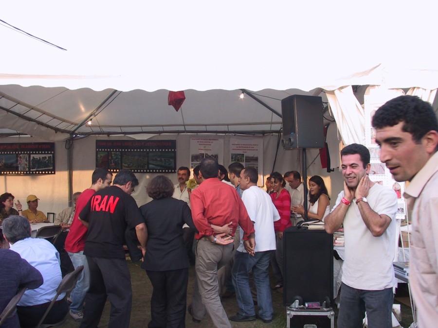 On danse sur le stand de l'Iran (Lydia Chenal-Quellier)