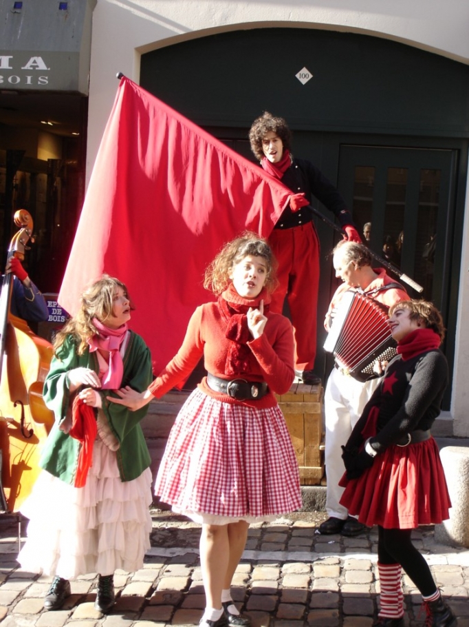 Compagnie Jolie Môme: rue Mouffetard [janvier 2004]