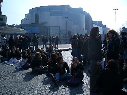 Sit in place de la Bastille