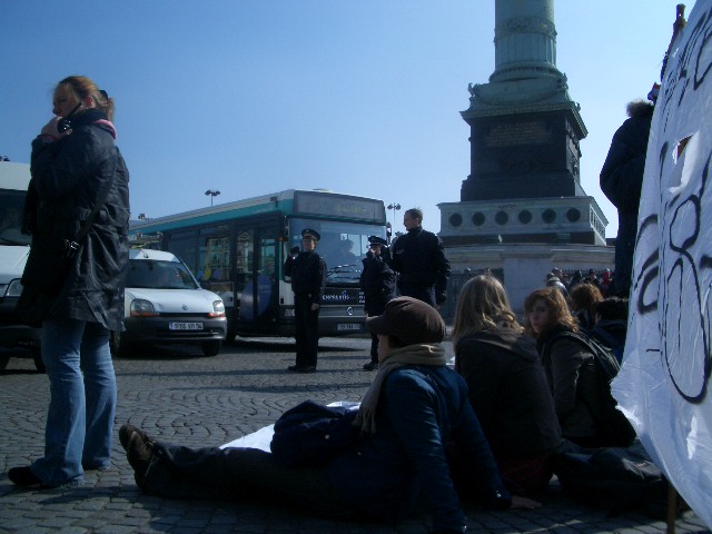 Sit in place de la Bastille