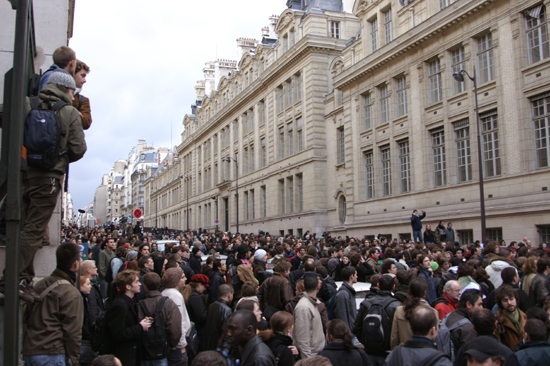 "La Sorbonne aux étudiants!"
