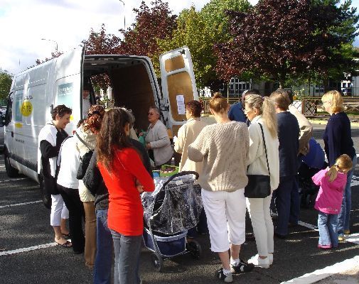 Etampes le24 aout 2006, vente de fruits et légumess par le PCF