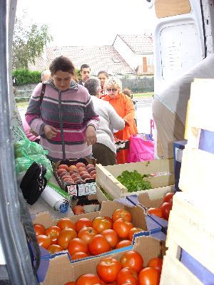 Etampes le24 aout 2006, vente de fruits et légumes par le PCF