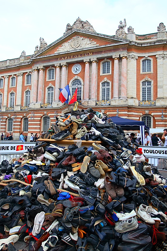 Pyramide de chaussures Place du Capitole